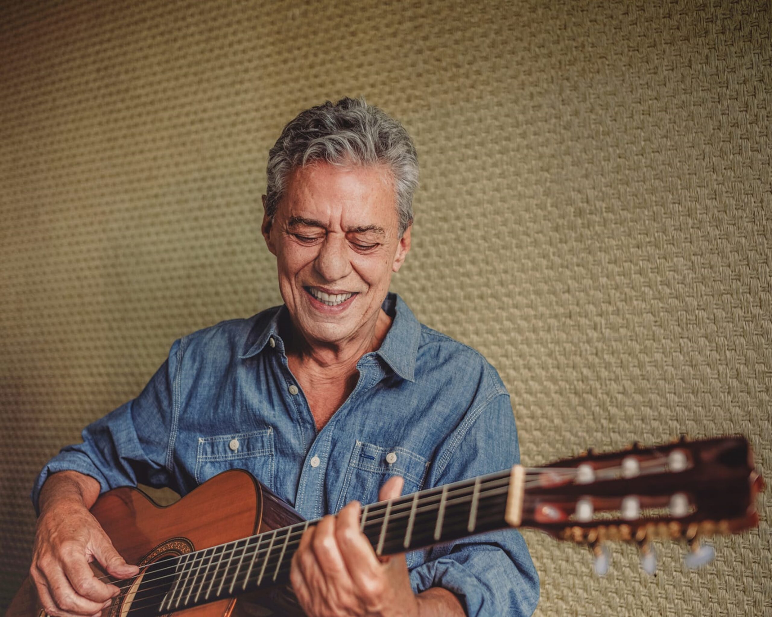 Chico Buarque chega a Salvador para o encerramento da fase nacional da turnê ‘Que tal um samba?’, que tem a cantora Mônica Salmaso como convidada. O espetáculo fica em cartaz na Concha Acústica do Teatro Castro Alves, de 28 a 30 de abril.