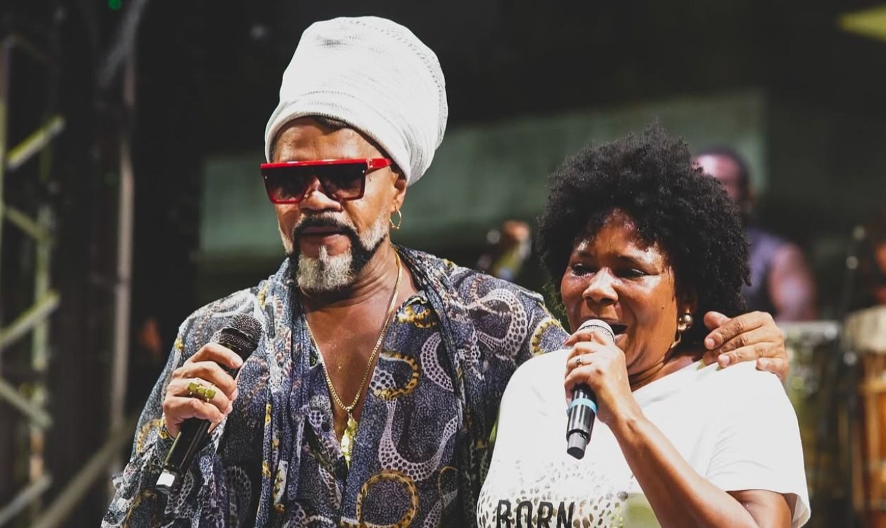 Margareth Menezes se emociona durante show com Carlinhos Brown em Salvador; veja vídeo