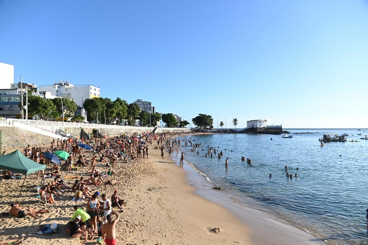 Sem cadeiras e sombreiros, banhistas aproveitam ‘areia livre’ no Porto da Barra