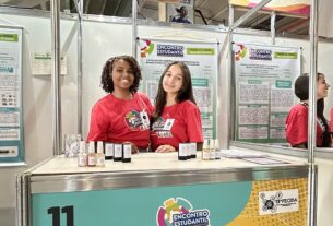 Estudantes baianas desenvolvem perfume em bastão com base hidratante