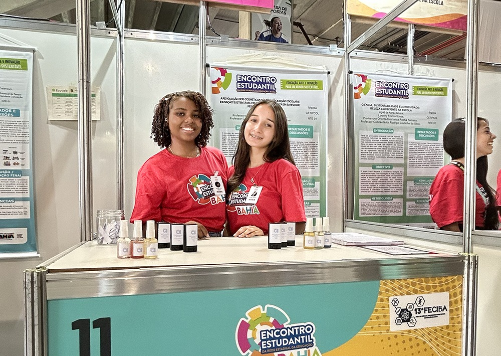 Estudantes baianas desenvolvem perfume em bastão com base hidratante