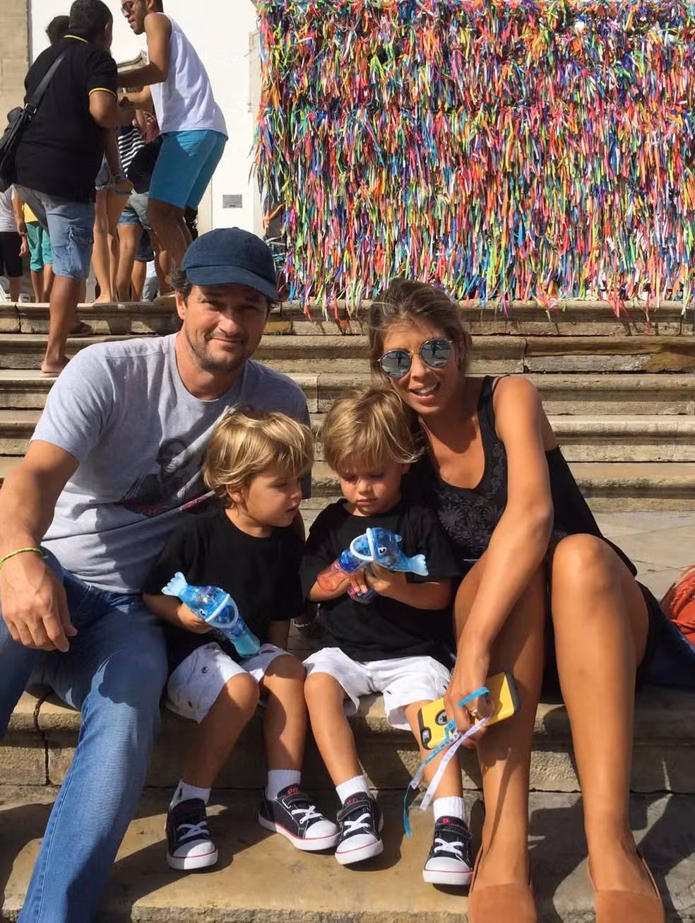 Marcelo Serrado com a mulher e os filhos gêmeos, Felipe e Guilherme — Foto: Reprodução/Instagram