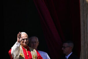 Papa Leão XIV deseja “feliz Páscoa” em português durante missa no Vaticano