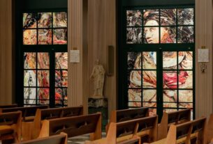 Nizan Guanaes celebra inauguração de igreja com vitrais de Vik Muniz e projeto de Sig Bergamin e Murilo Lomas no interior de SP