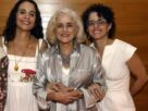 Marieta Severo faz rara aparição pública com as três filhas que teve com Chico Buarque