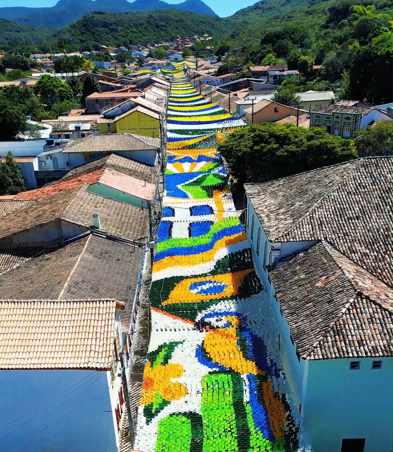 Cidade na Chapada Diamantina chama atenção por decoração junina de quase 20 mil m²
