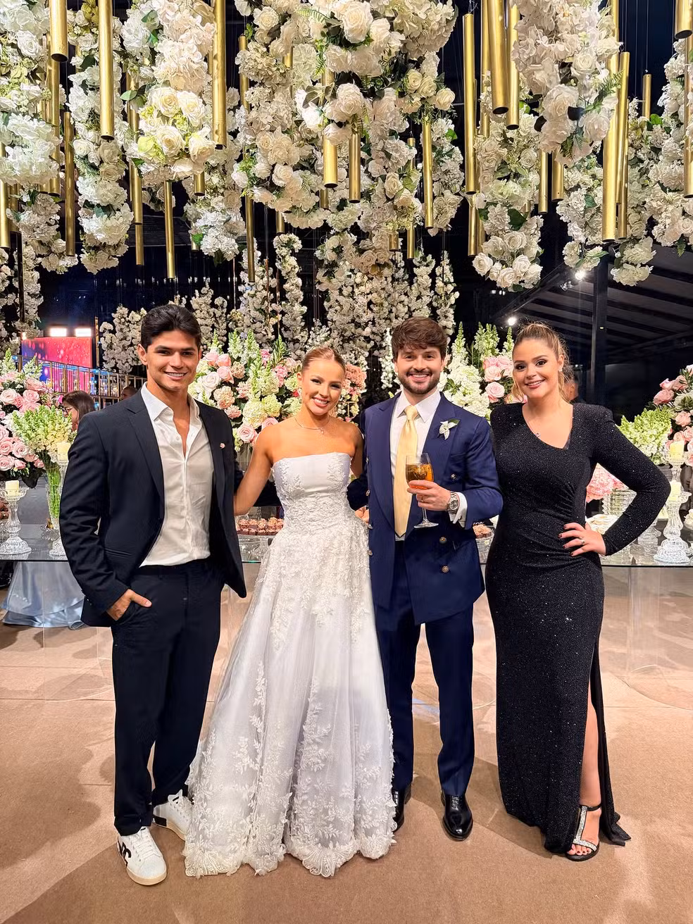 Os noivos Bela Fernandes e Joãozinho Oliveira entre o casal Cristiano e Maria Cavalcante — Foto: Reprodução/Instagram