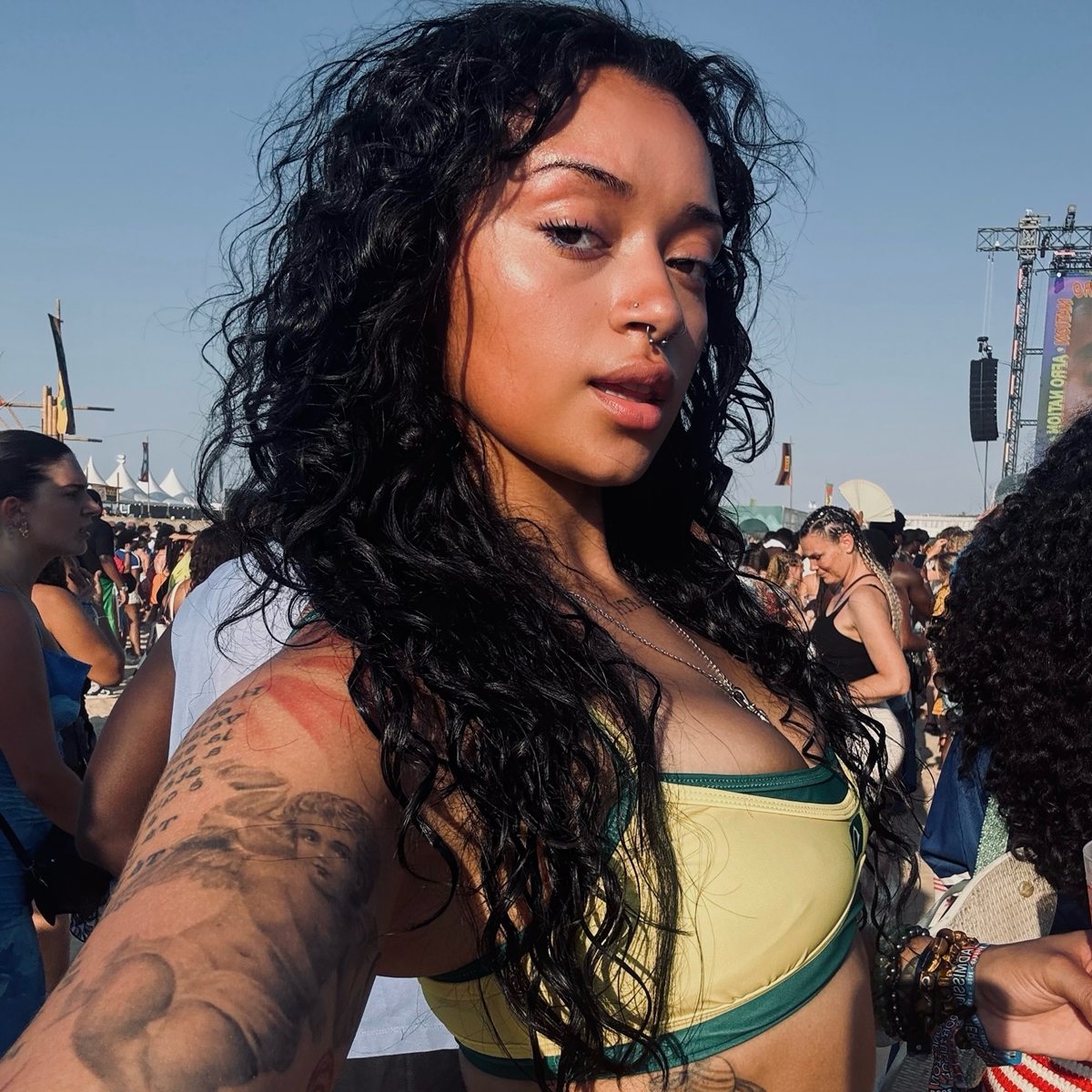 Filha de Carla Perez curte verão na Europa e visual estiloso ganha elogios: “Muito gata”