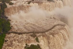 Impressionante! Com 8 milhões de litros de água por segundo, parque reabre passarela nas Cataratas do Iguaçu