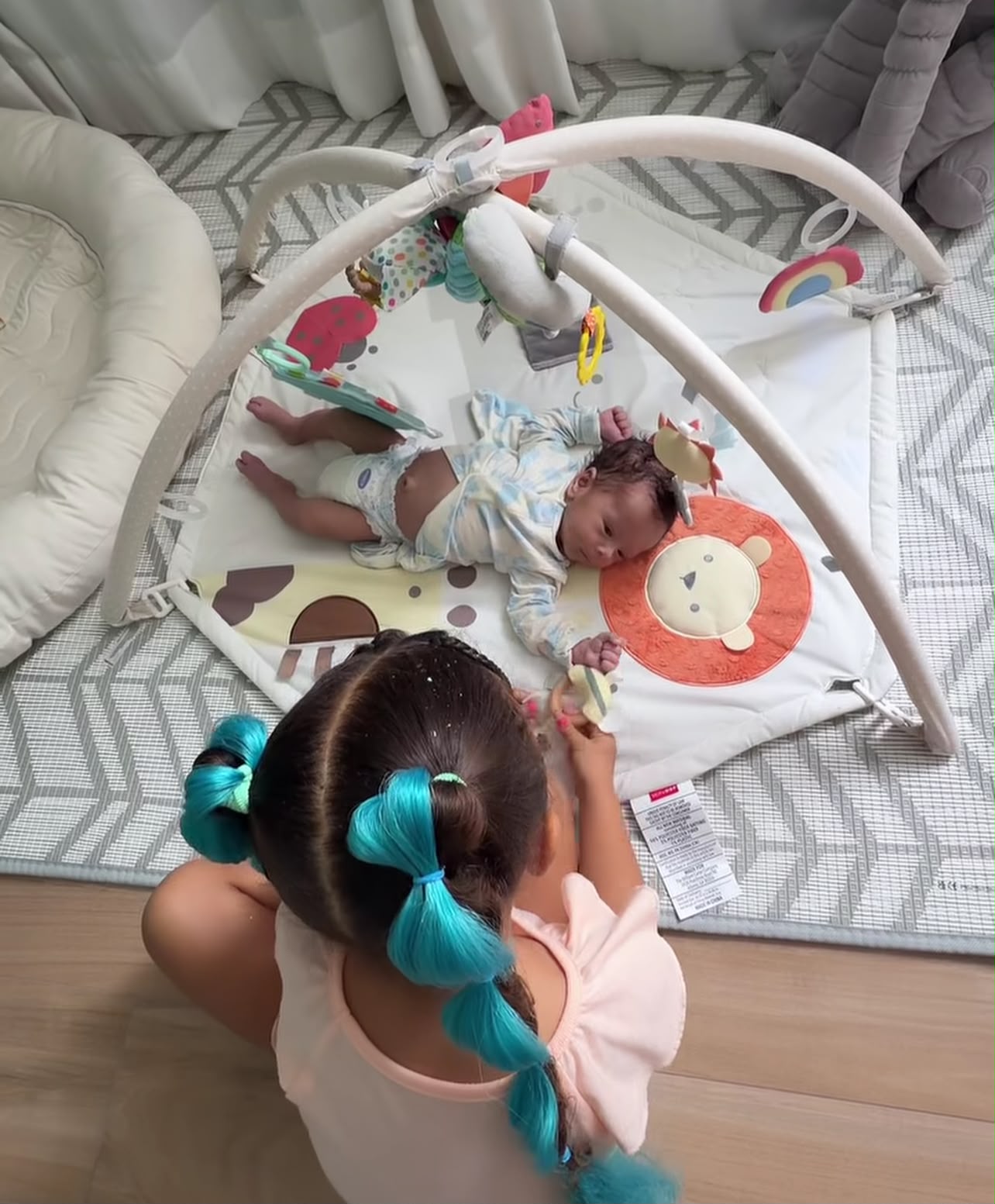 Lore Improta se derrete ao mostrar Liz brincando com o irmão caçula: "Amo vocês"