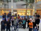 Shopping em Salvador promove patinação no gelo para crianças com deficiência visual