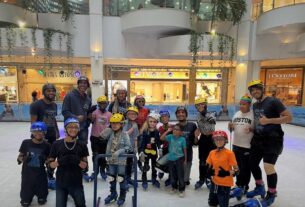 Shopping em Salvador promove patinação no gelo para crianças com deficiência visual