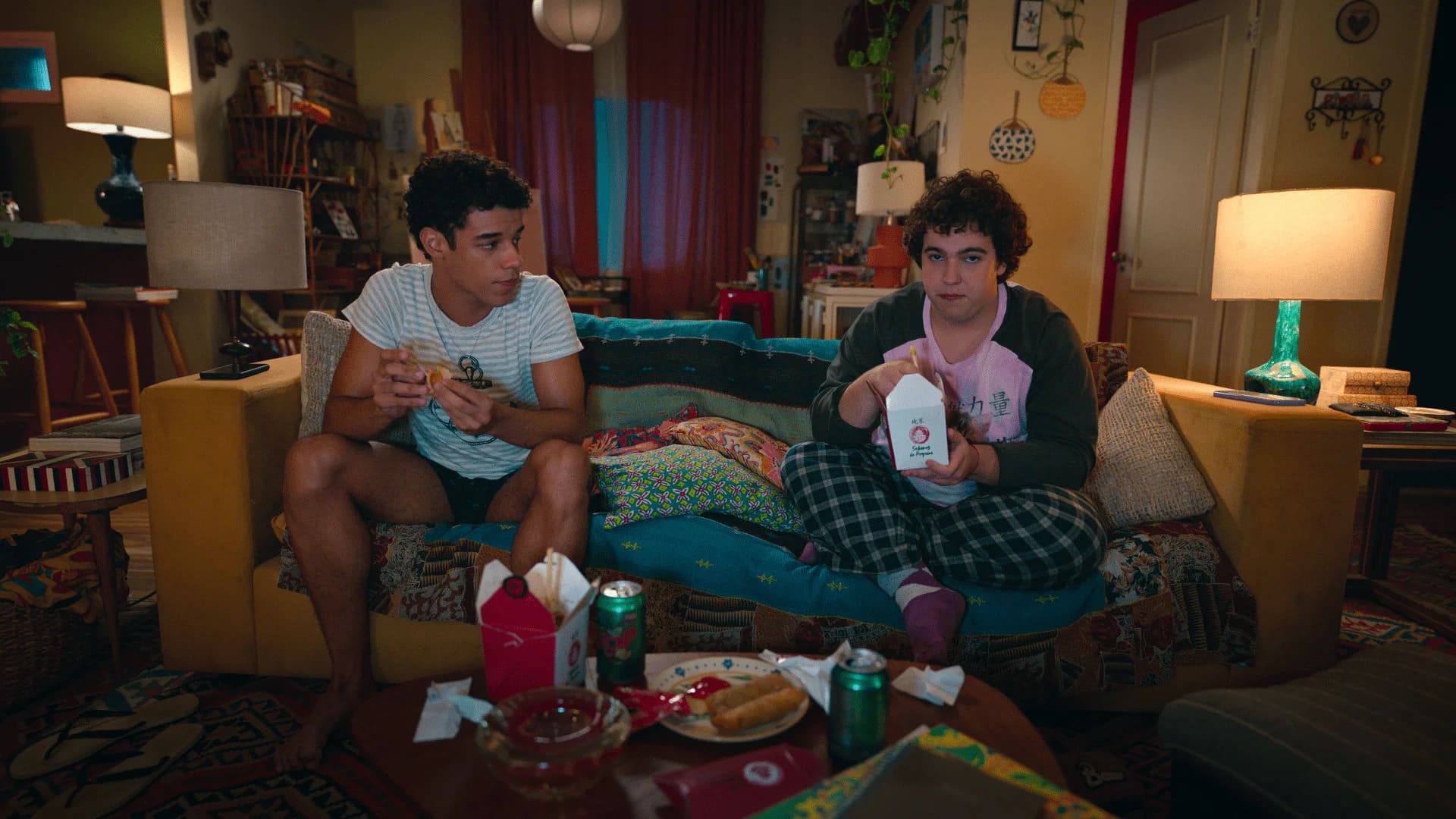 Romance brasileiro em alta na Netflix acompanha duas semanas de descobertas entre antigos vizinhos