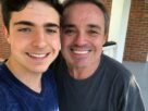 Filho de Gugu Liberato emociona ao falar sobre saudade do pai: "Choro sozinho"