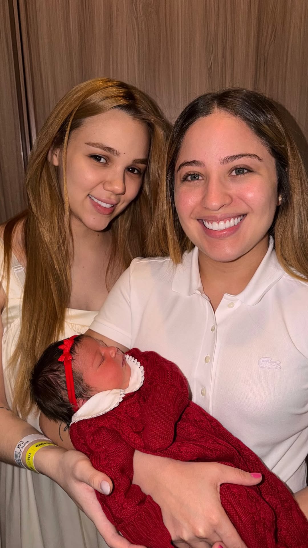 Mari Fernandez e Júlia Ribeiro deixam maternidade com a filha Isabela em São Paulo
